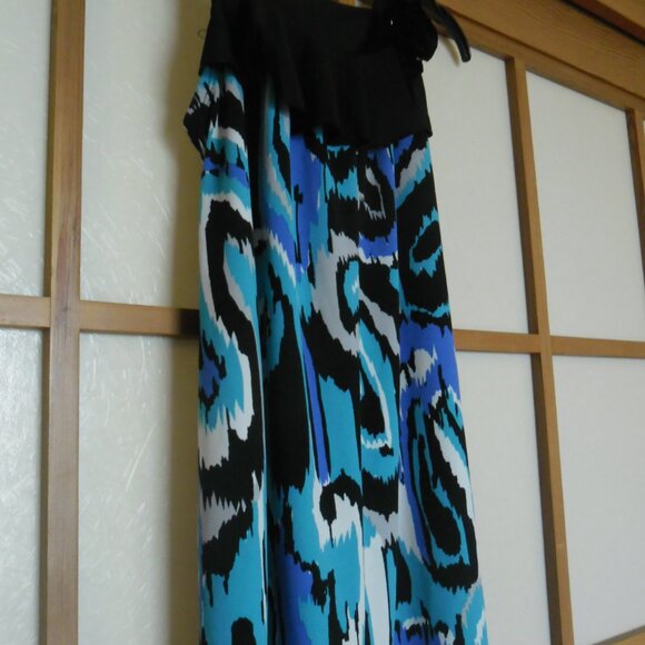 Cute tie-back top with rose detail on one shoulder. Small size. - Picture 2 of 5